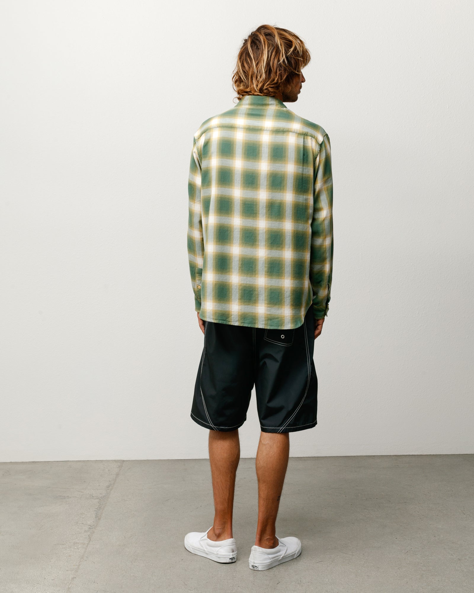그린 톤의 비치 옴브레 체크 남녀공용 긴소매 셔츠, 여유로운 실루엣의 캐주얼 후면 착용 이미지 컷