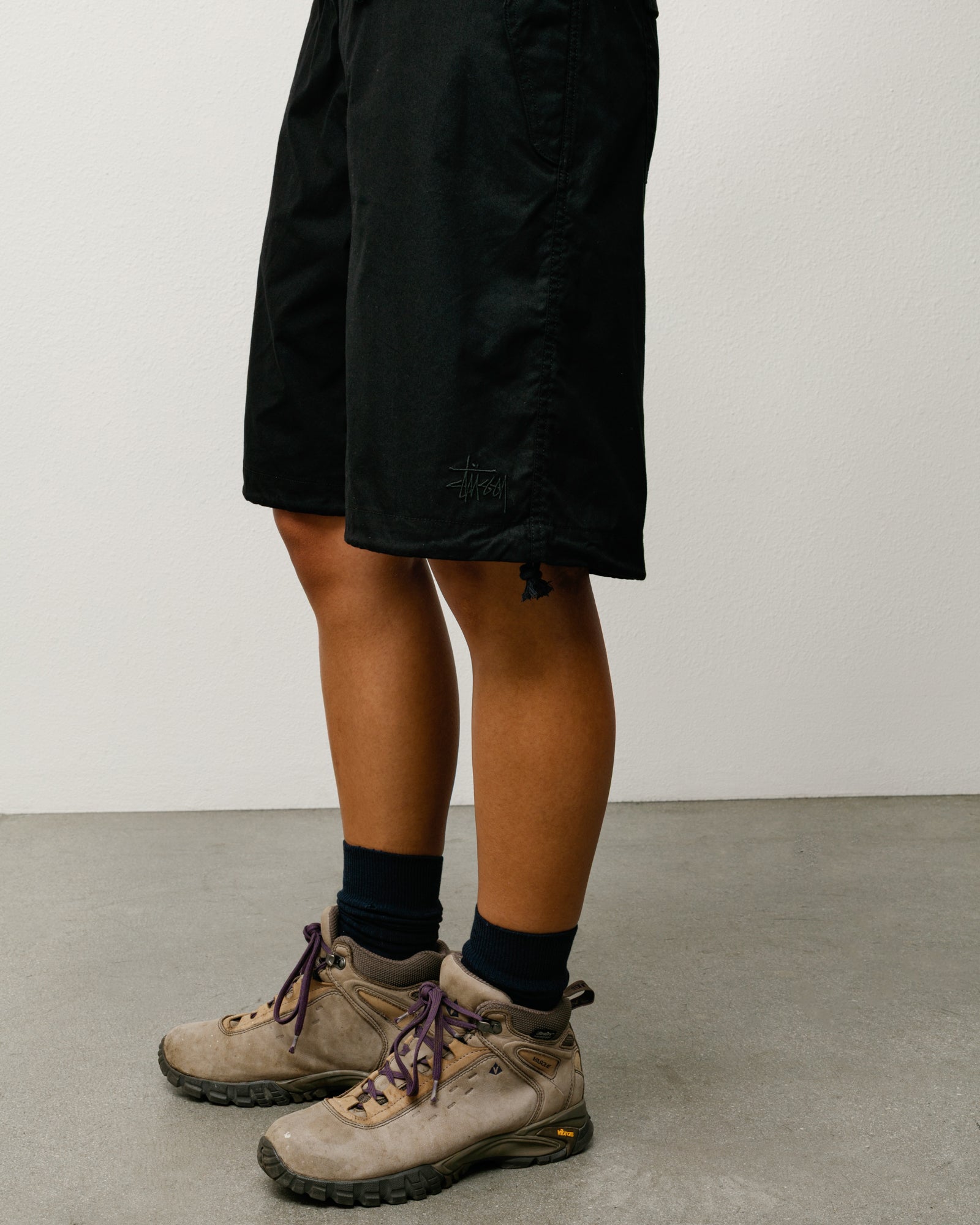 블랙 유니섹스 레귤러 서플러스 쇼츠, 무릎 길이 디자인과 밑단 Stüssy 로고 자수 디테일