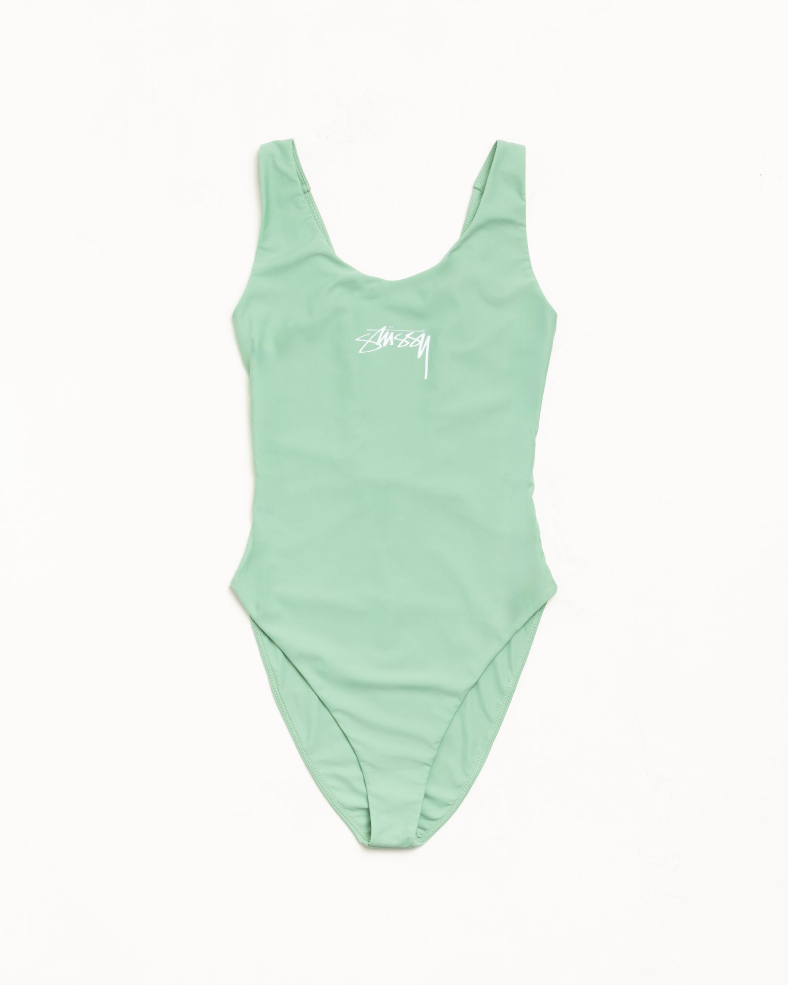 서프 스톡 원피스 수영복 세이지 컬러 제품으로 여성용 레귤러 핏이며 가슴 중앙의 Stüssy 로고 프린트가 돋보입니다.