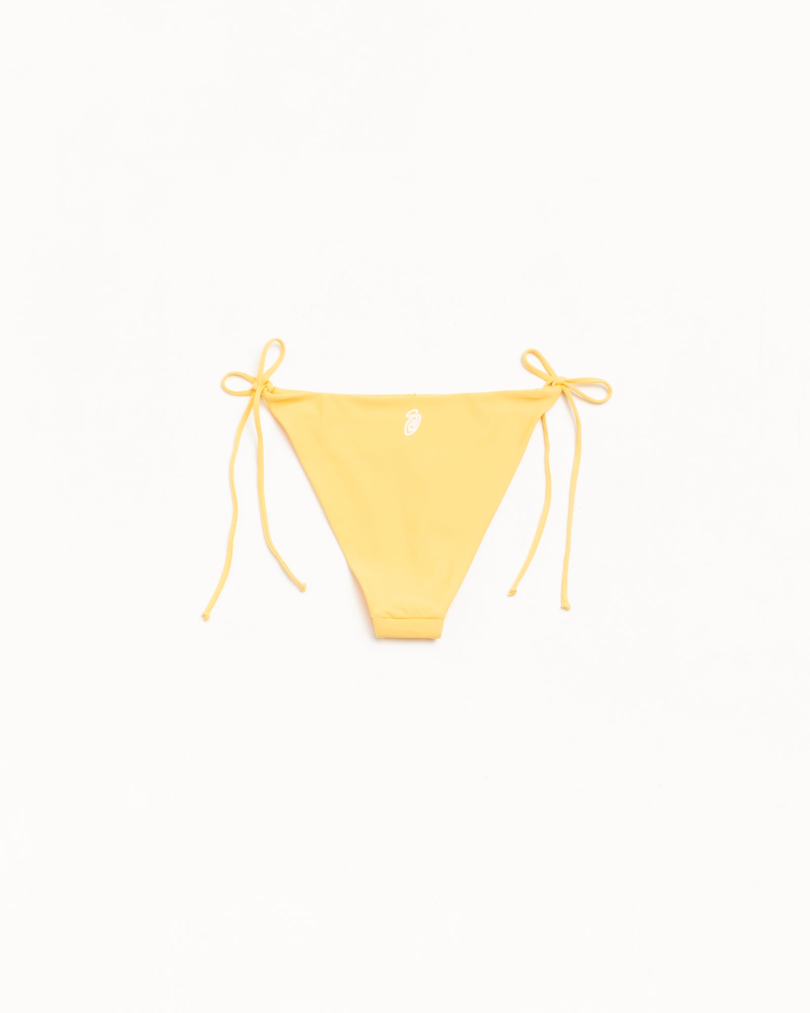 오렌지 컬러의 여성용 사이드 타이 비키니 바텀으로, 뒷면에는 Stüssy 스월 로고 프린트가 더해진 세련된 디자인의 수영복입니다.