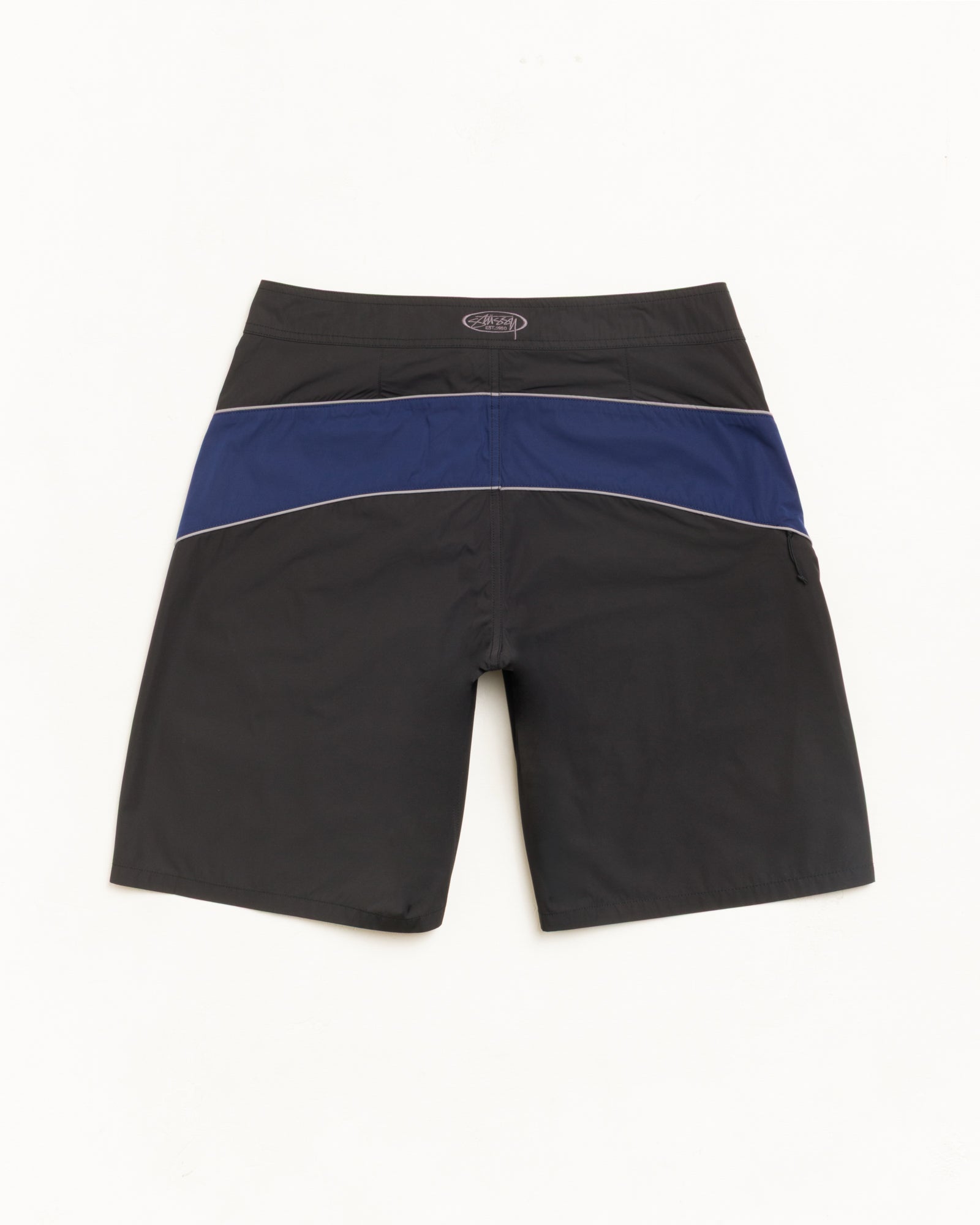 네이비 배색 밴드와 파이핑 디테일의 블랙 유니섹스 릴랙스 핏 Stüssy COVE BOARD SHORT