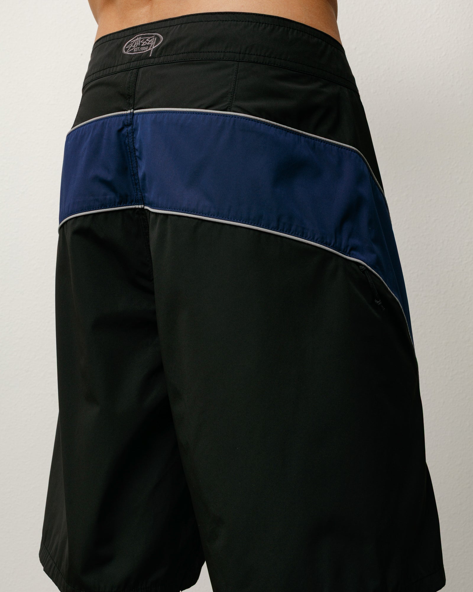 Cove Board Short 보드숏 블랙, 네이비 대비 패널과 허리 뒤 Stüssy 자수 디테일