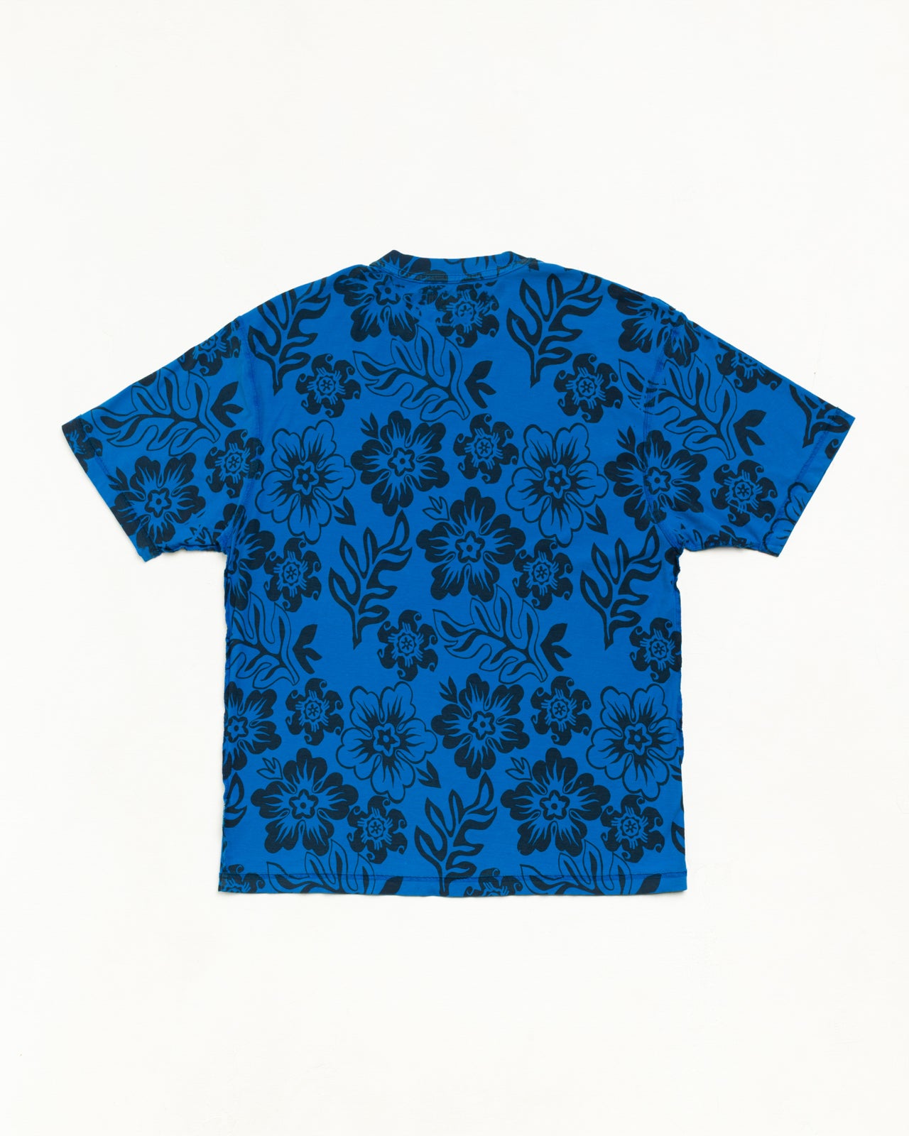 스포츠 블루 컬러, 올오버 플로럴 프린트의 LAZY FLORAL TEE 반소매 유니섹스 스타일