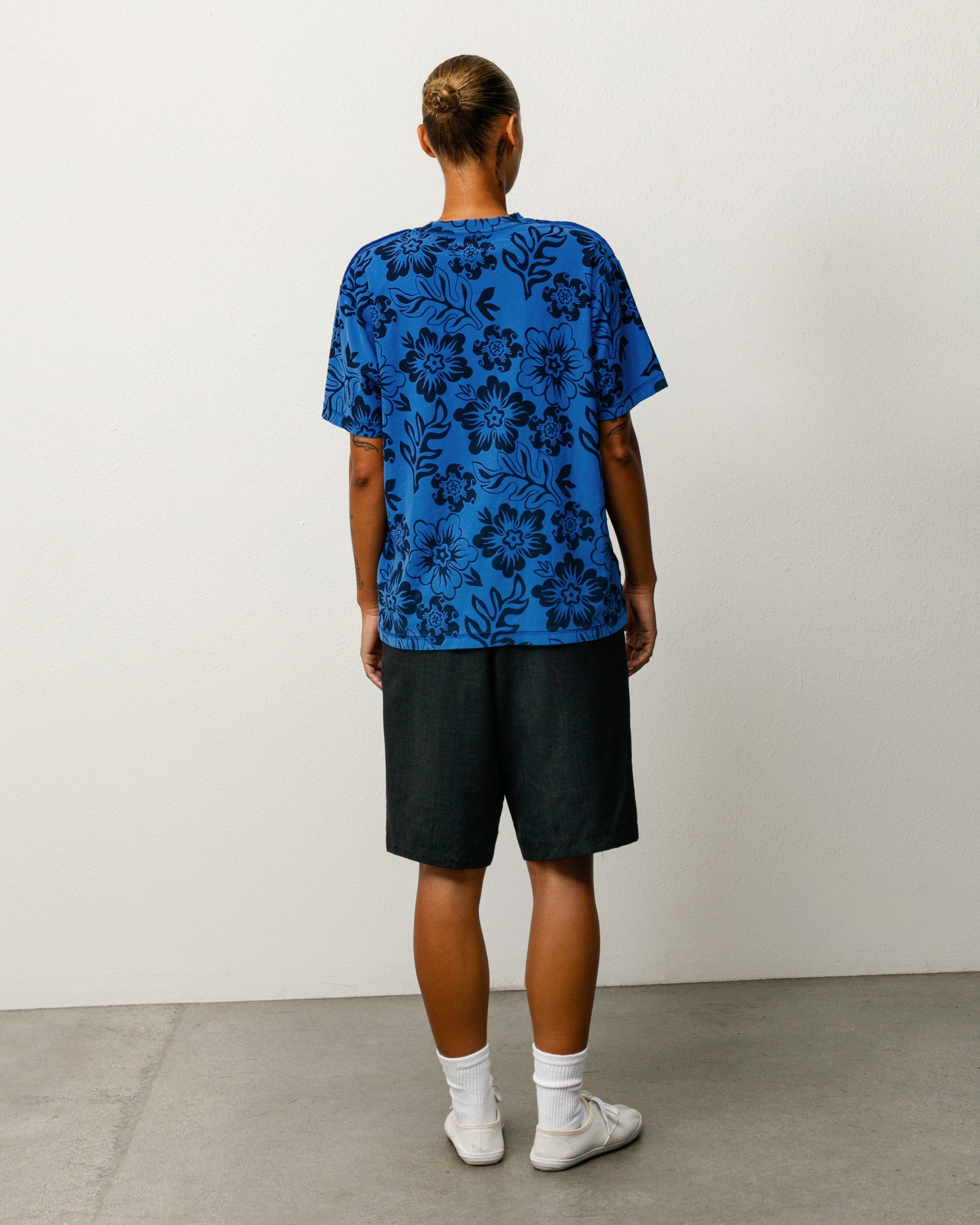 스포트 블루 색상의 LAZY FLORAL TEE, 올오버 플로럴 프린트가 돋보이는 릴랙스 핏 반소매 티셔츠.