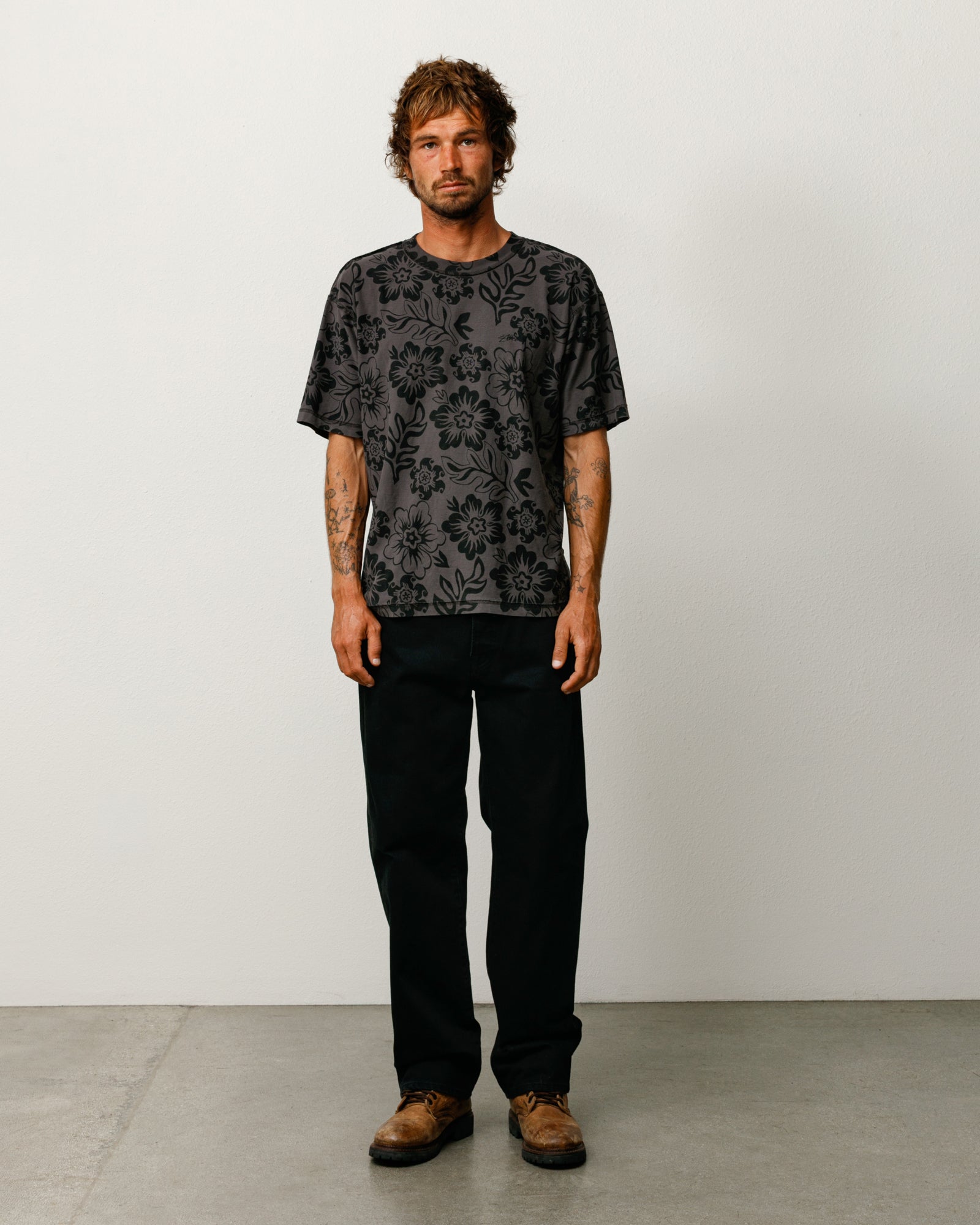 빈티지 블랙 컬러의 Lazy Floral Tee, 올오버 플로럴 프린트가 돋보이는 릴랙스 핏 반소매 티셔츠