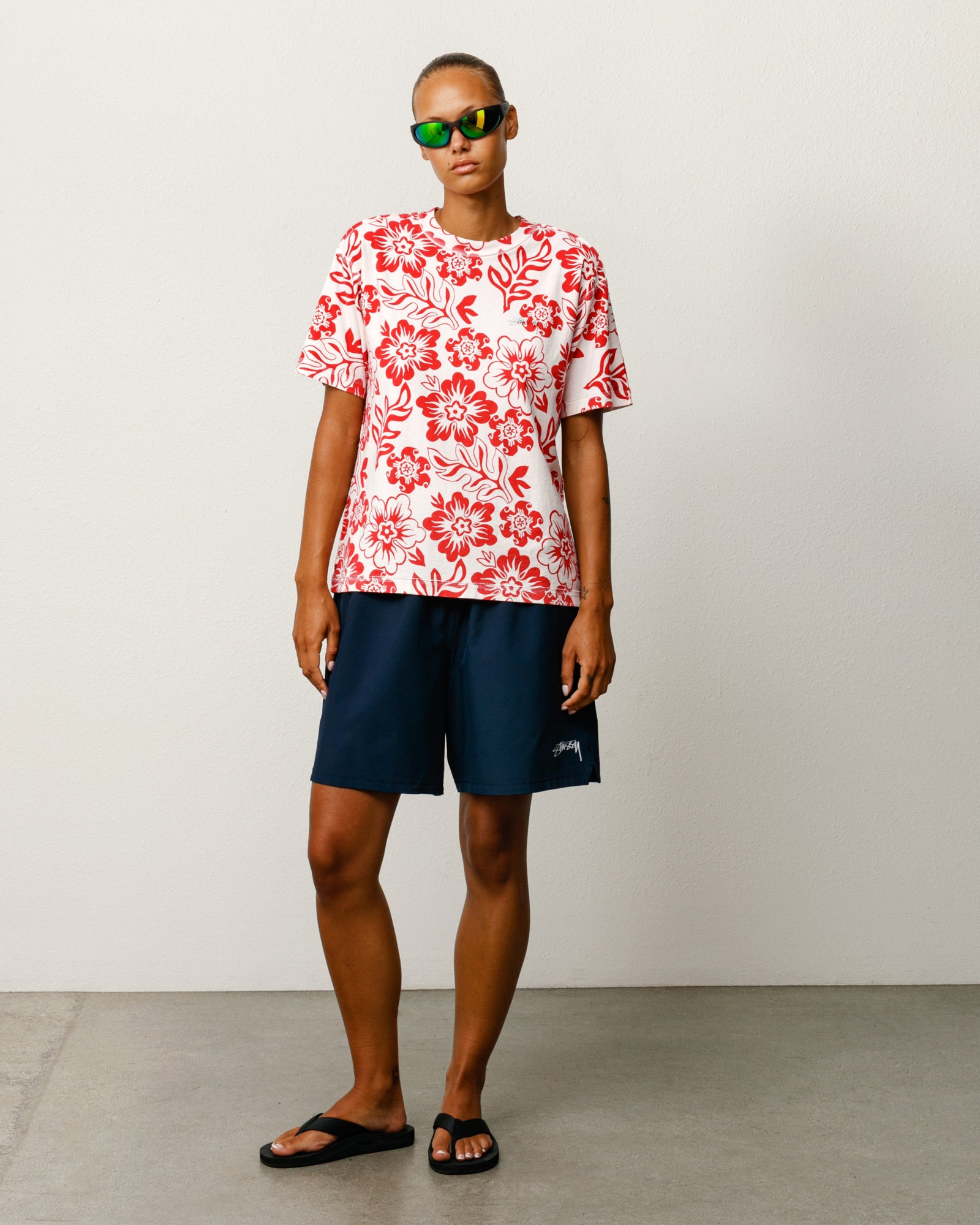 Stüssy LAZY FLORAL TEE 화이트, 레드 올오버 플로럴 프린트의 유니섹스 반소매 티셔츠