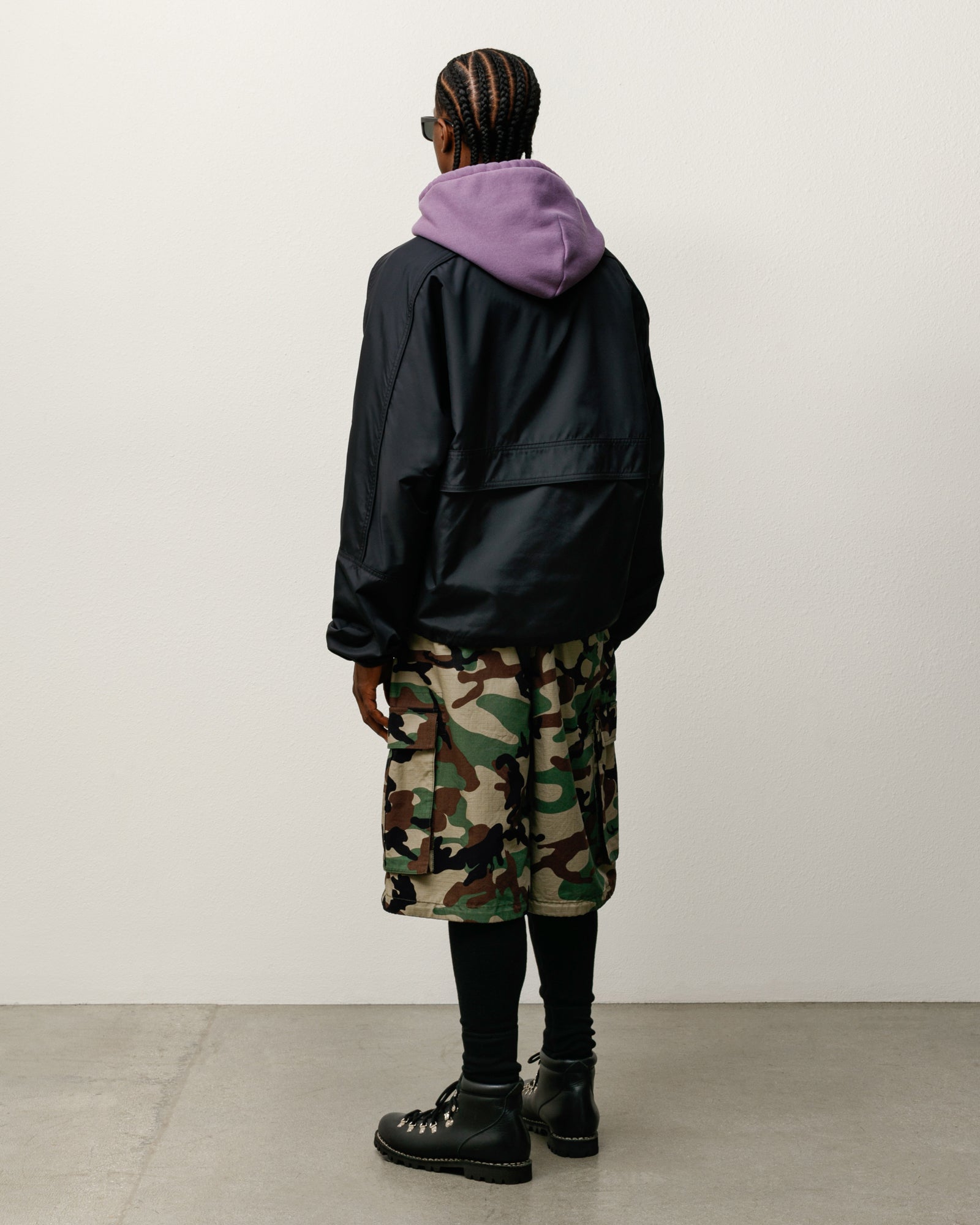 블랙 컬러의 Stüssy 라이트웨이트 풀오버 재킷 아우터웨어 제품으로 가벼운 소재감이 돋보이는 긴팔 디자인입니다.