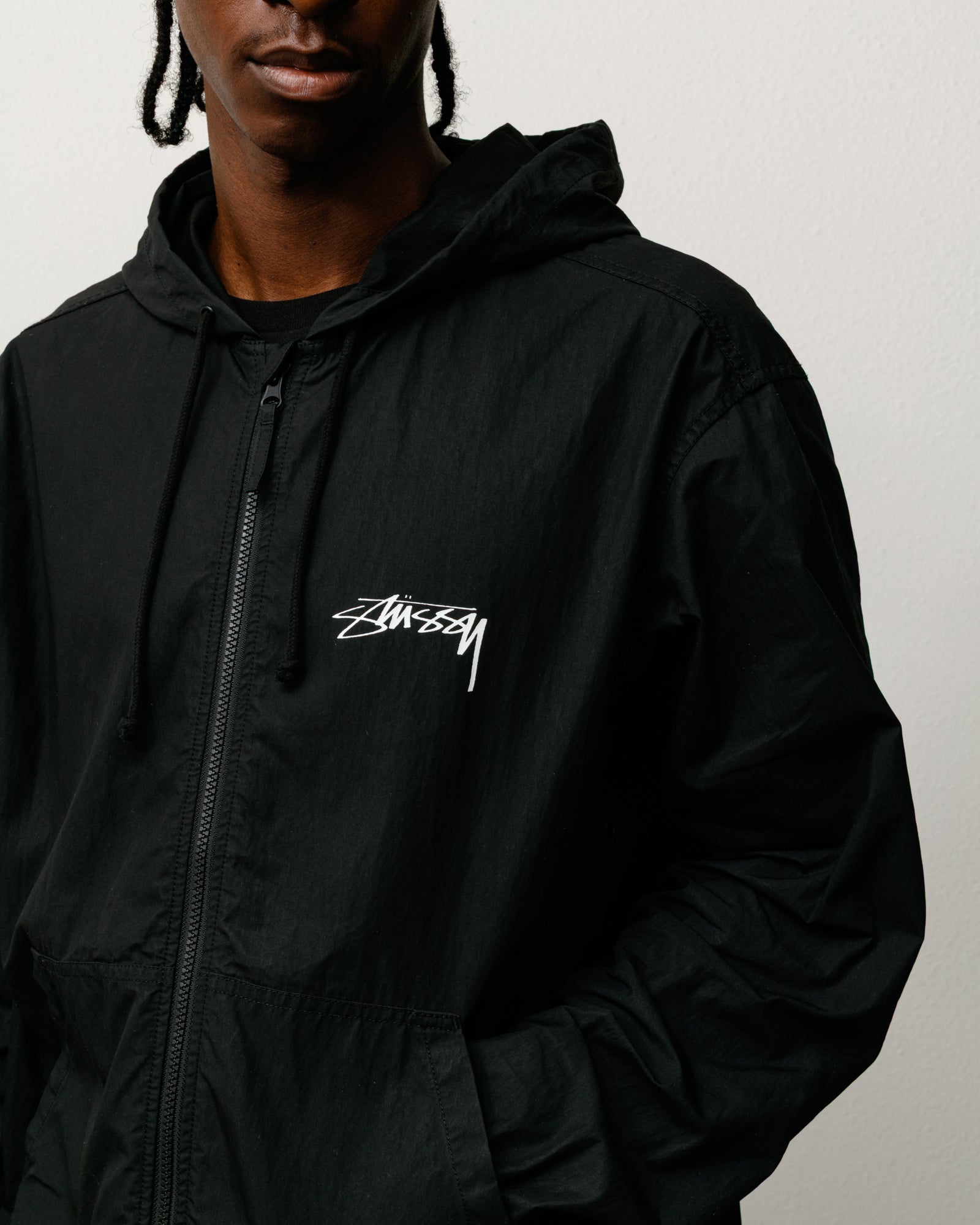 블랙 왁스드 코튼 나일론 비치 쉘 재킷, 가슴에 Stüssy 로고 프린트된 후드 집업 아우터.
