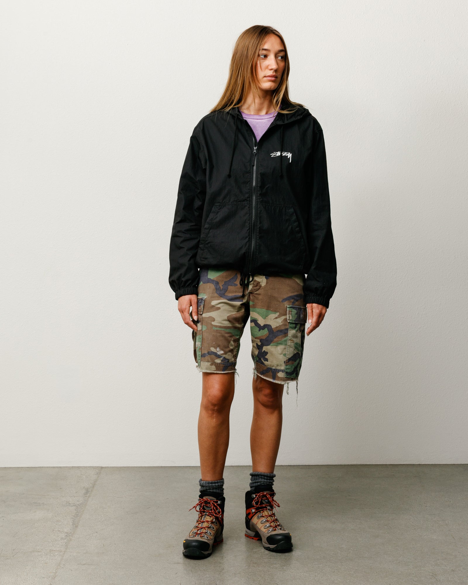 Stüssy 왁스드 코튼 비치 셸 재킷, 블랙 컬러, 후드와 가슴 로고 포인트의 유니섹스 스타일