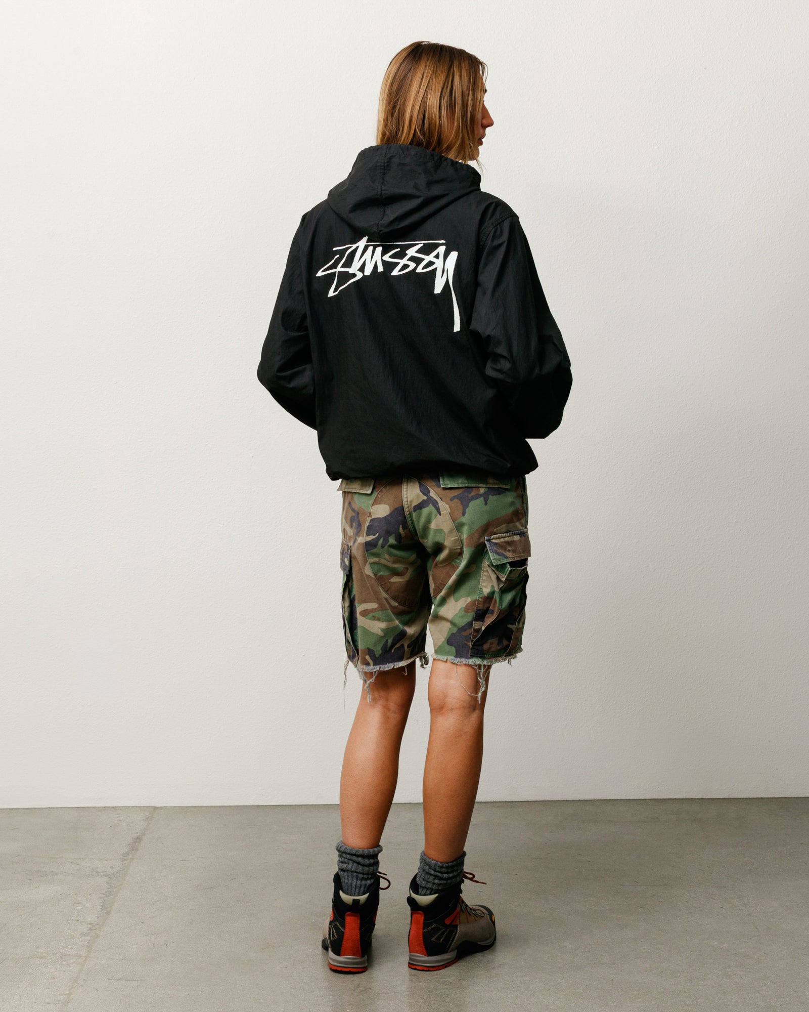 Stüssy 왁스드 코튼 비치 셸 재킷 블랙, 등판 로고가 돋보이는 유니섹스 아우터