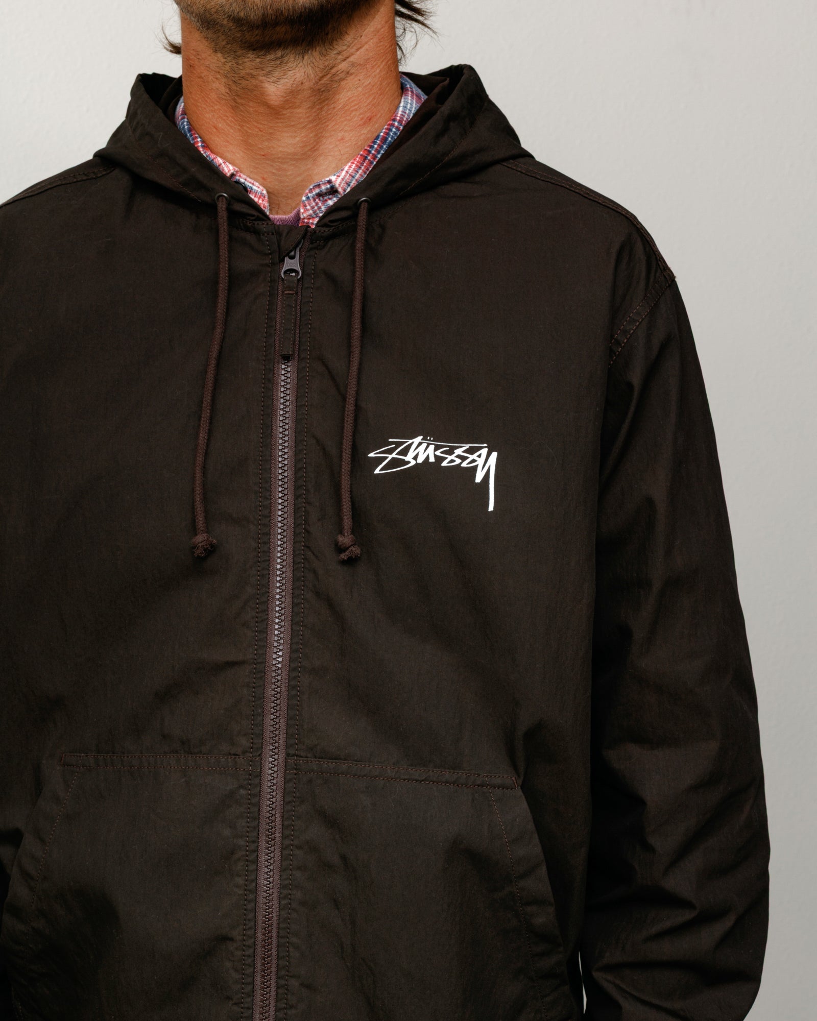 브라운 왁스드 코튼 혼방 비치 셸 후드 재킷, 지퍼 여밈과 가슴 Stüssy 브랜드 로고 디테일