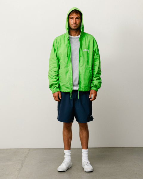 Stüssy 왁스드 코튼 비치 셸 재킷, 키위 그린 컬러, 후드와 가슴 로고가 있는 아우터