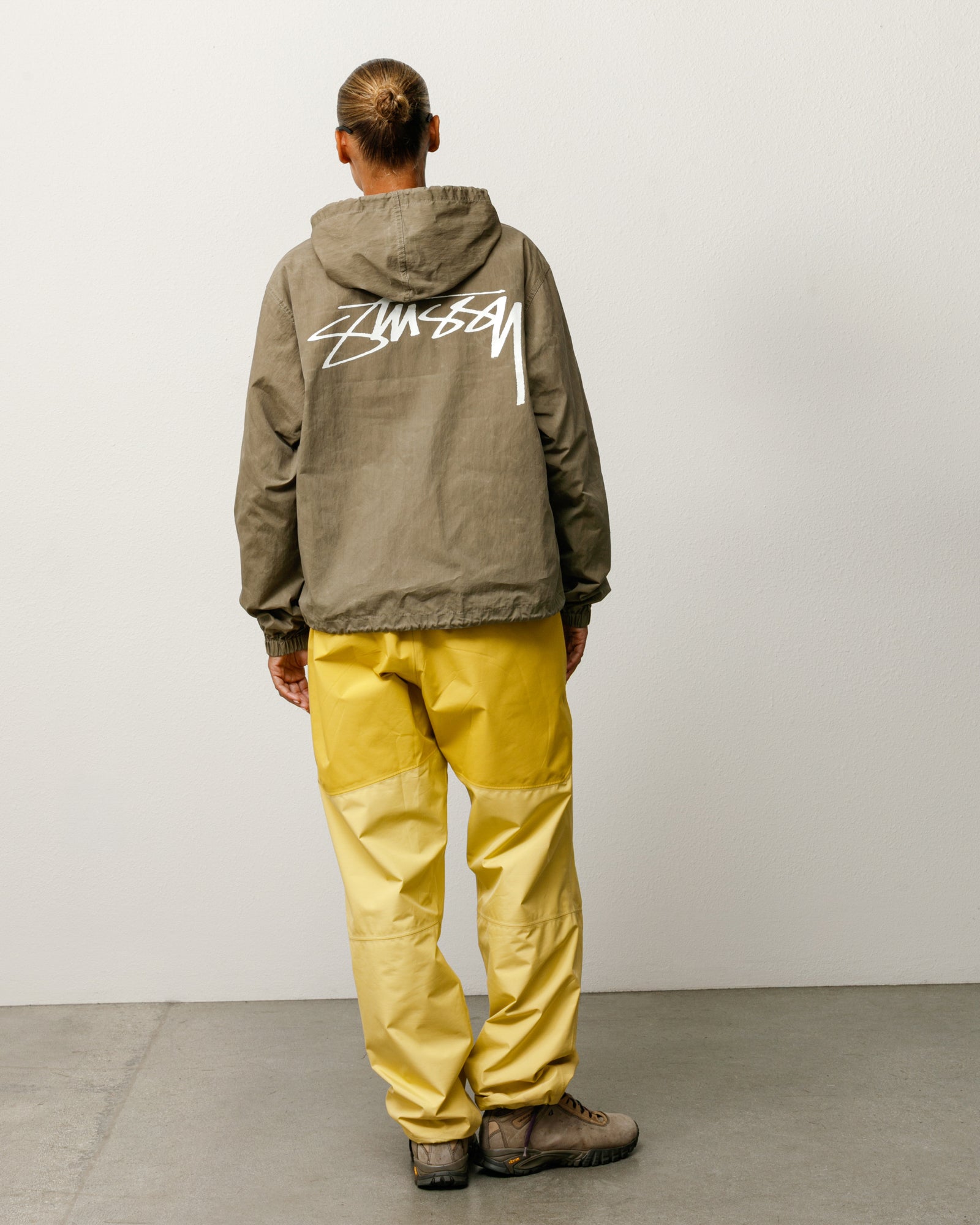 Stüssy 올리브 그린 색상의 왁스드 코튼 비치 셸 재킷 아우터