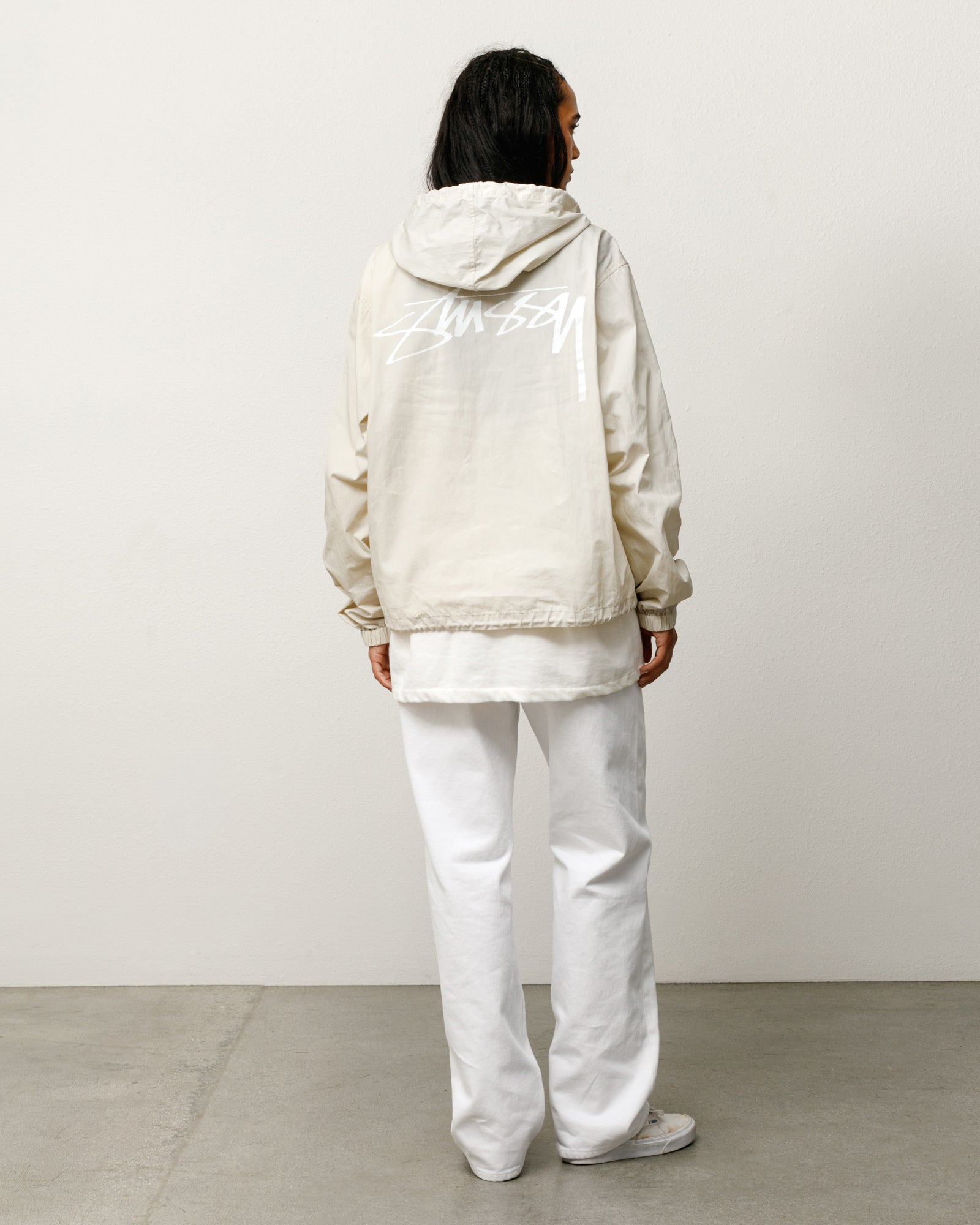 Stüssy 왁스드 코튼 비치 셸 유니섹스 후드 재킷 스톤 컬러, 등판 로고 프린트 디테일