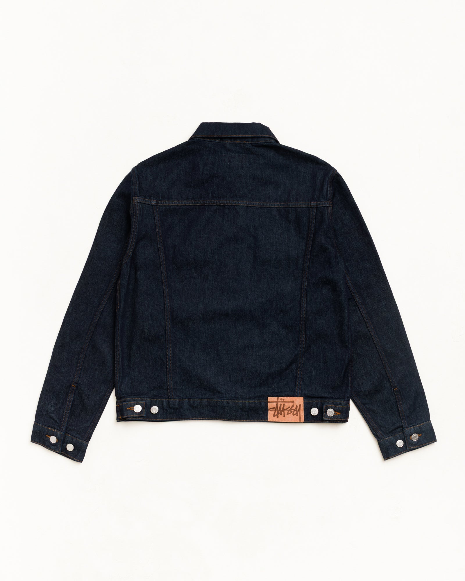 린스드 인디고 데님 트러커 재킷 뒷면, 대비 스티치와 스웨이드 Stüssy 로고 패치 디테일
