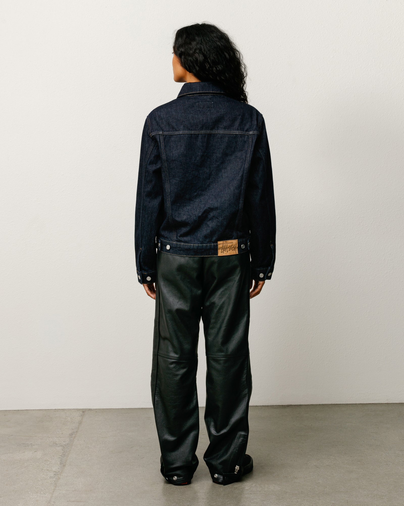 Stüssy 데님 트러커 재킷 아우터웨어, 색상은 린스드 인디고 컬러의 제품.