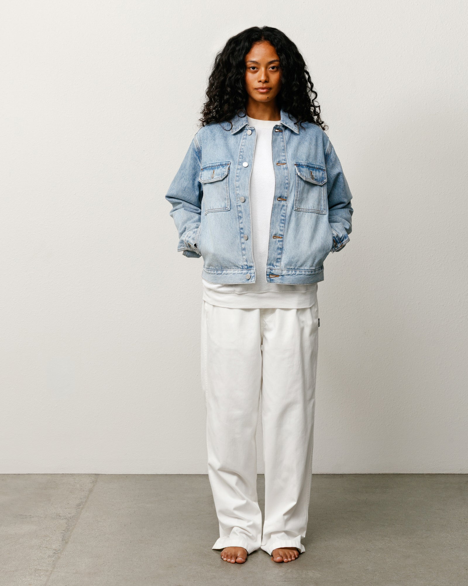 Stüssy 데님 트러커 재킷, 라이트 워시 인디고 컬러, 여유로운 릴랙스드 핏 실루엣