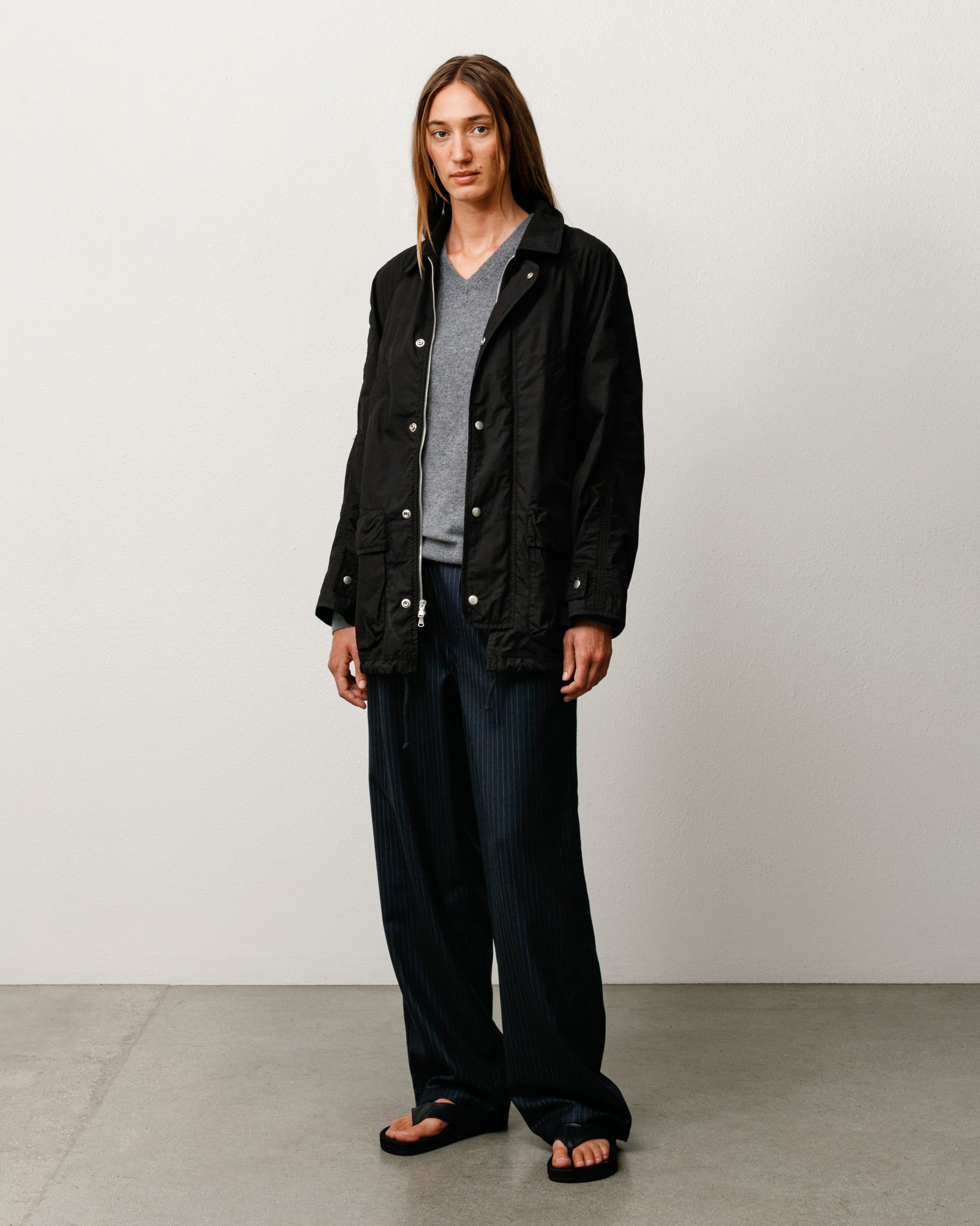 Stüssy 경량 필드 파카 아우터웨어, 블랙 워시드 코튼 소재의 릴랙스 핏과 탈부착 후드 디자인