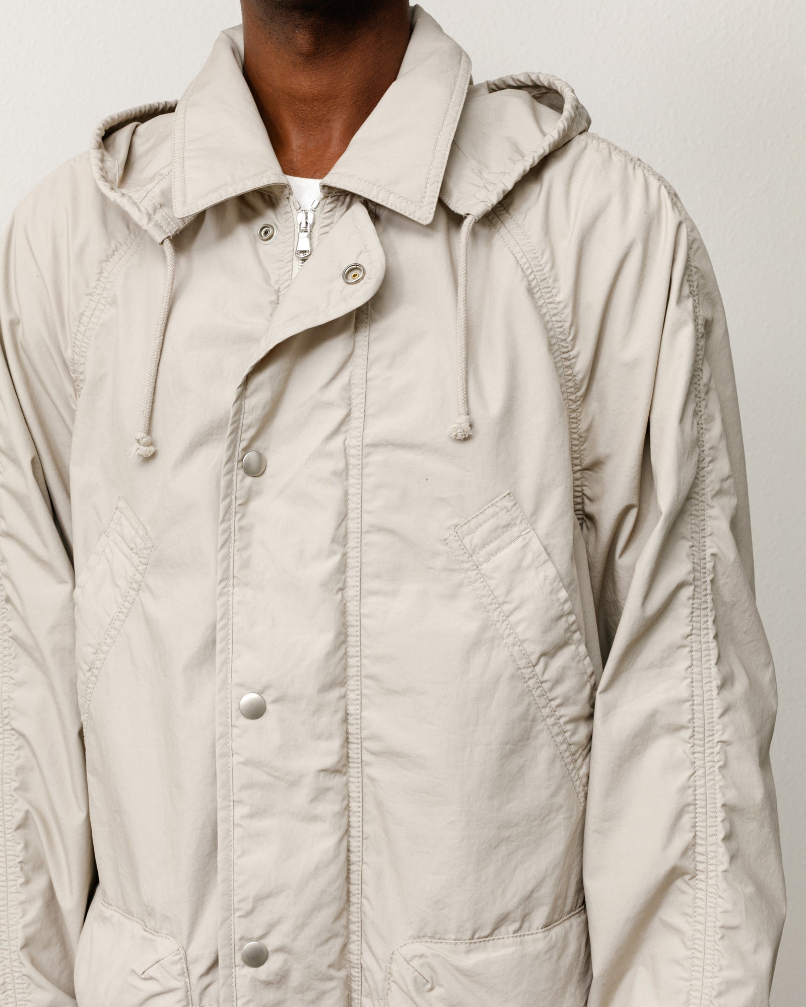 Stüssy 라이트웨이트 필드 파카 스톤 컬러, 이중 워시드 코튼 소재의 스냅 플래킷과 후드 디자인