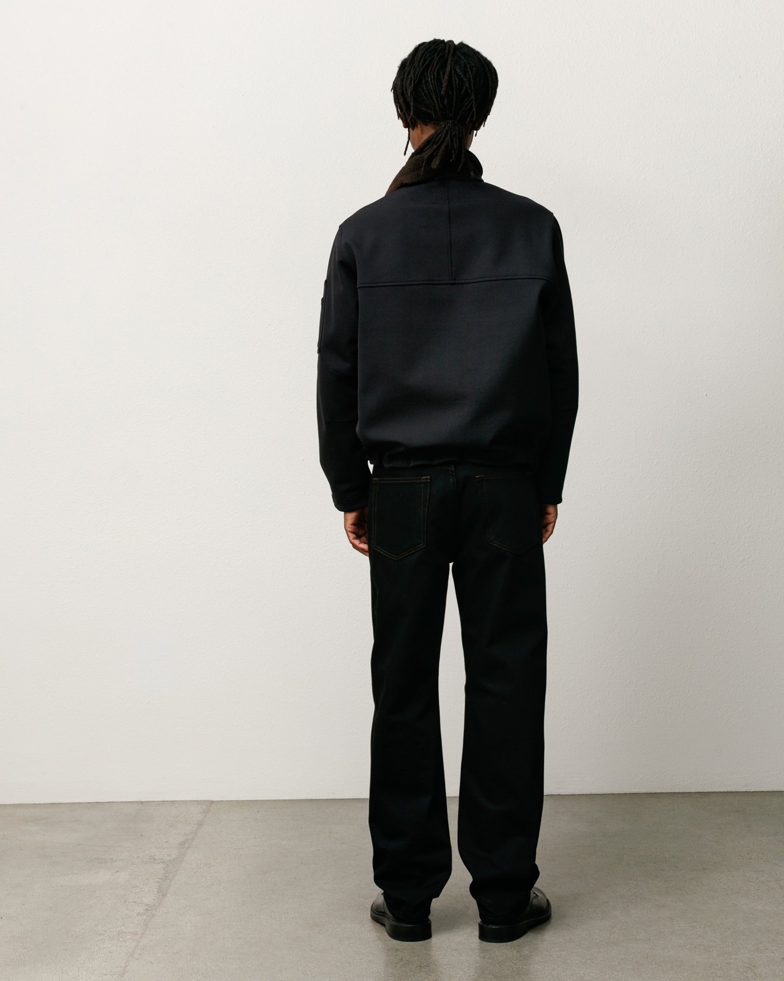 Raw Black Contrast Stitch 컬러의 New Classic Jean 데님 진