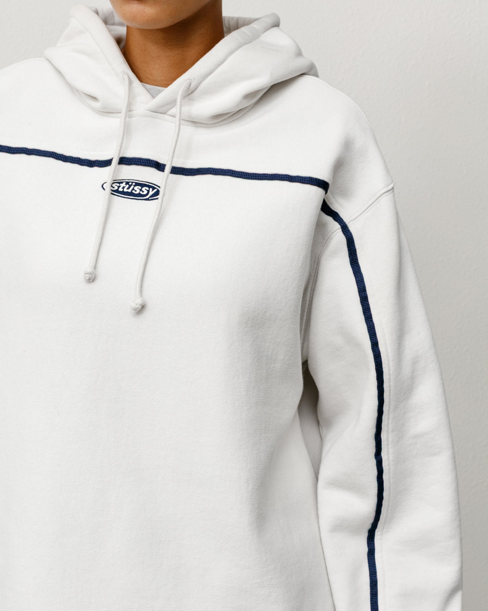 스톤 컬러 오벌 풀오버 후드, 네이비 가슴 파이핑과 오벌 Stüssy 로고 자수, 유니섹스 긴소매