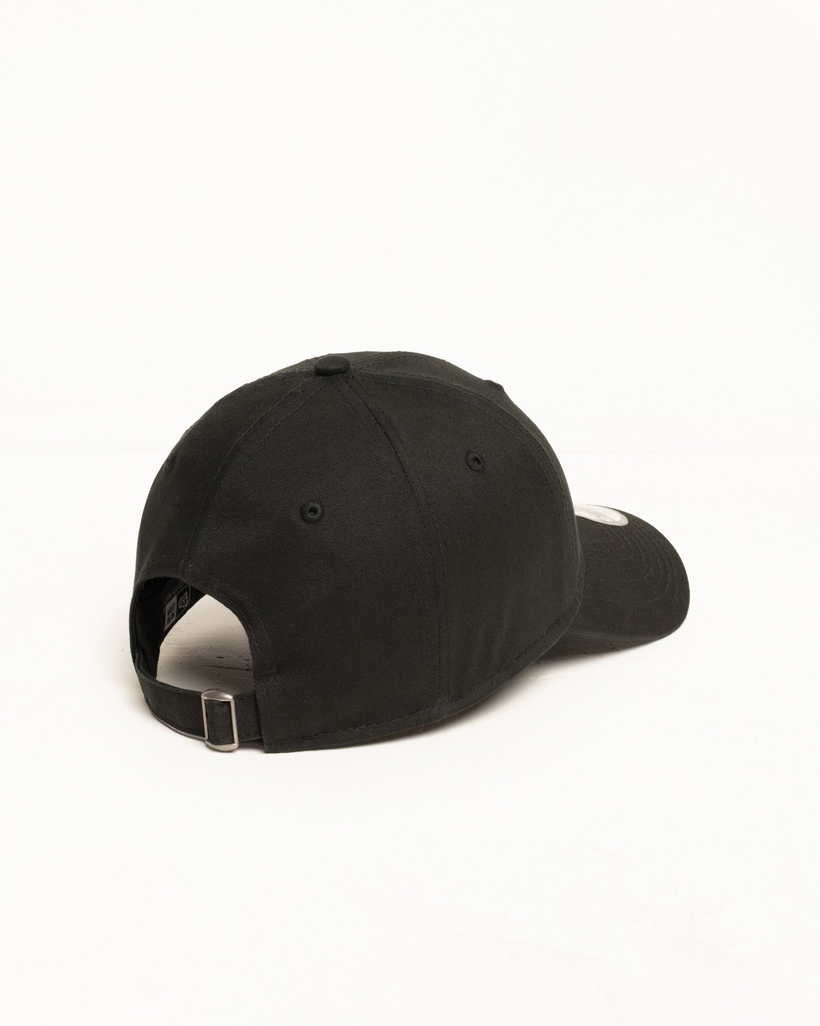 Stüssy 9TWENTY BASIC CAP 블랙 컬러, 코튼 트윌 스트랩백과 프리커브드 챙