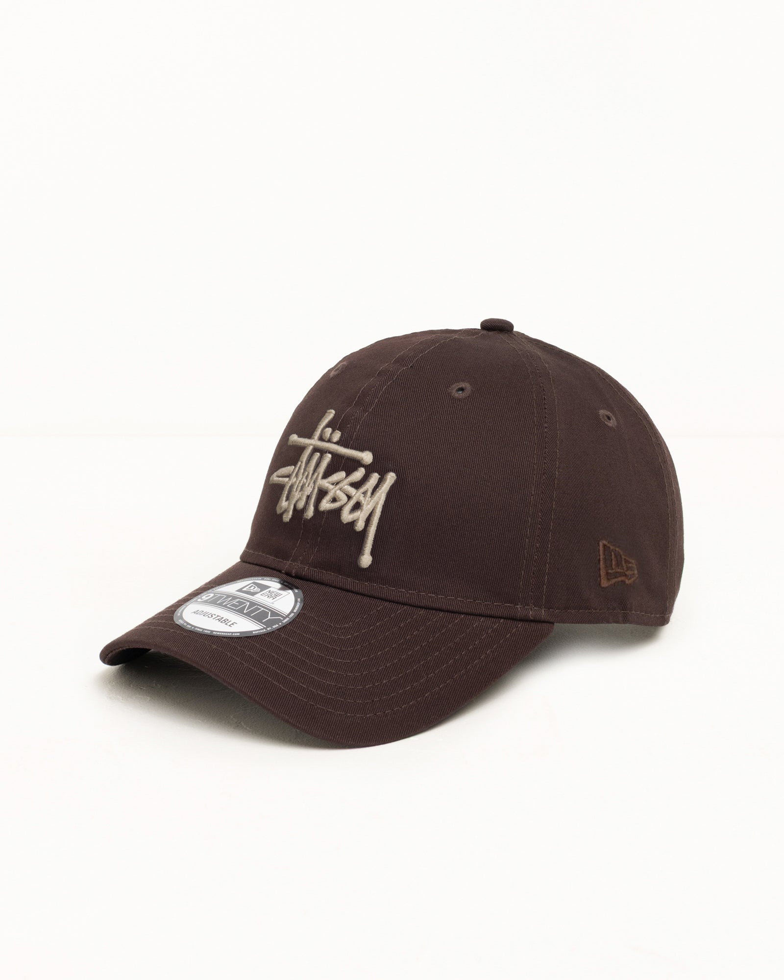 브라운 컬러의 9TWENTY 베이식 캡, 코튼 트윌 소재에 입체 자수 Stüssy 로고와 스트랩백