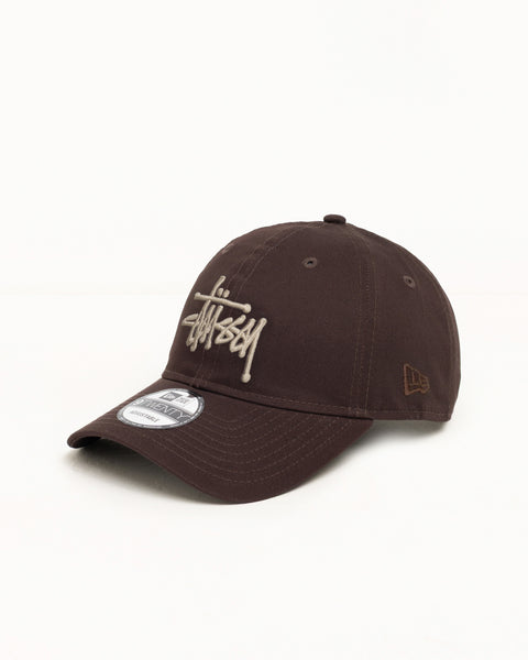 브라운 컬러의 9TWENTY 베이식 캡, 코튼 트윌 소재에 입체 자수 Stüssy 로고와 스트랩백