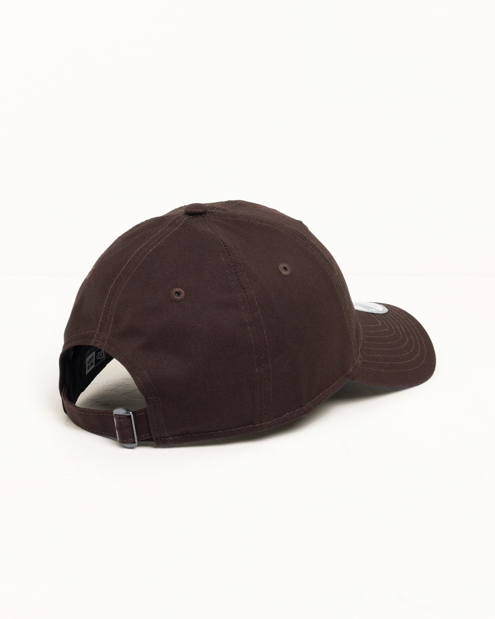 Stüssy 9TWENTY BASIC CAP 브라운 코튼 트윌 6패널 헤드웨어, 곡선 챙과 메탈 버클 스트랩백 디자인