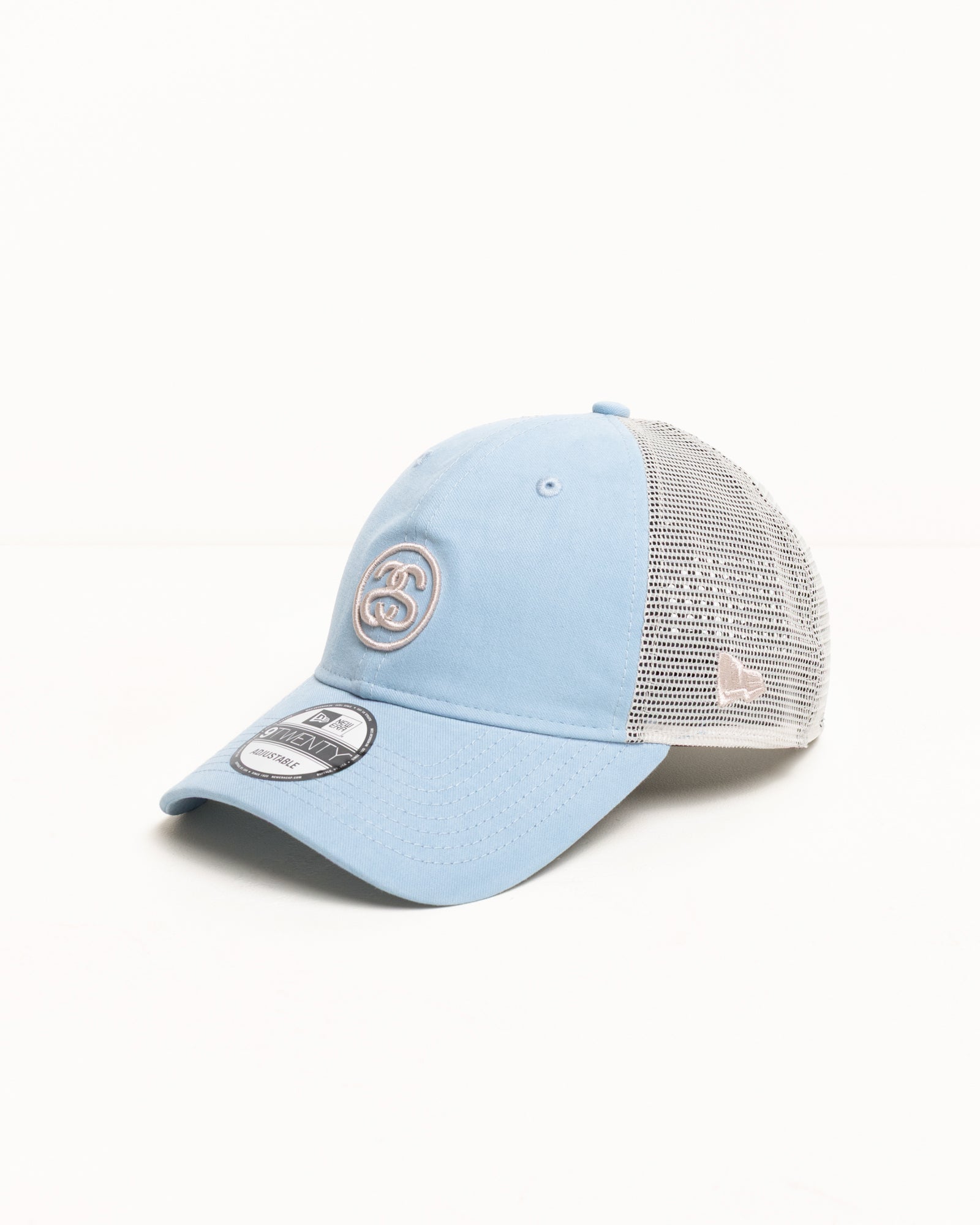 9Twenty Stüssy SS 링크 트러커 헤드웨어 블루 색상은 전면의 자수 로고와 시원한 메시 소재 및 조절 가능한 스트랩이 돋보이는 모자입니다.