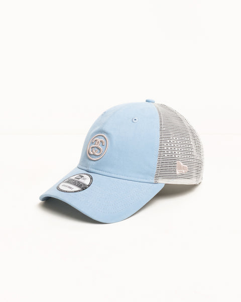 9Twenty Stüssy SS 링크 트러커 헤드웨어 블루 색상은 전면의 자수 로고와 시원한 메시 소재 및 조절 가능한 스트랩이 돋보이는 모자입니다.