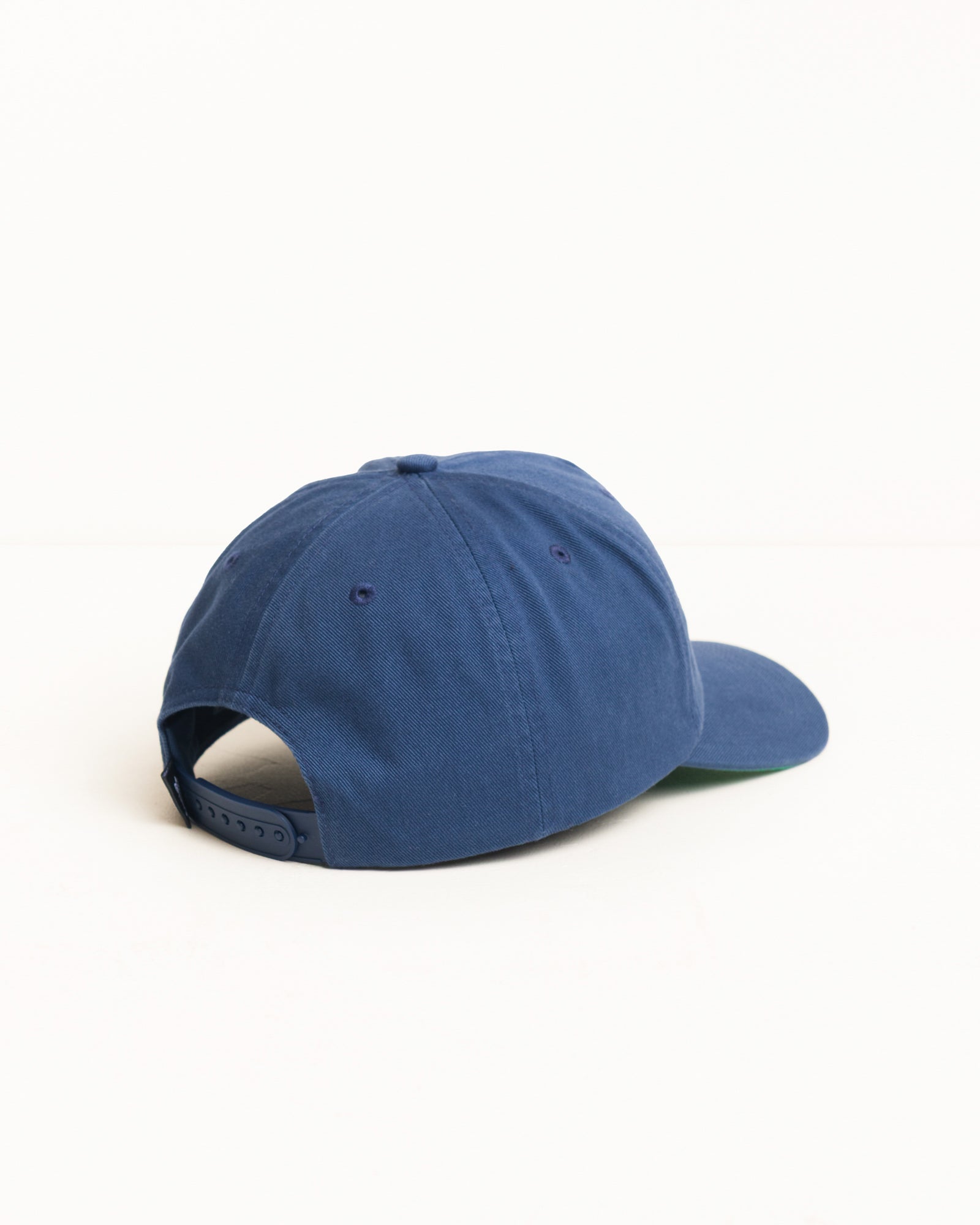 Stüssy 빅 스톡 스냅백 캡 딥 블루, 중간 깊이 5패널 워시드 코튼, 스냅백 클로저와 그린 언더바이저