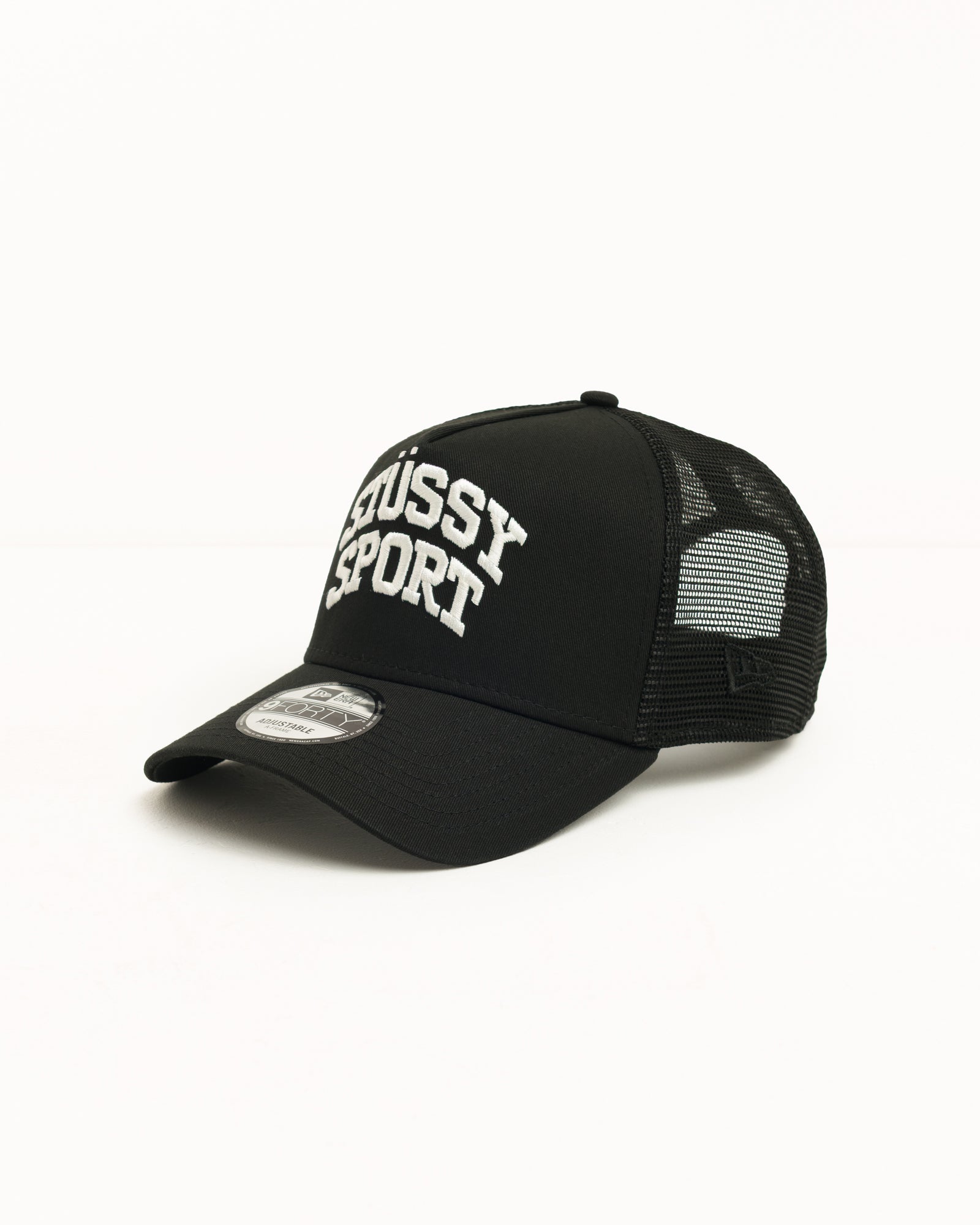 Stüssy 9FORTY 스포츠 트러커 캡, 블랙 색상으로 메쉬 백이 특징인 디자인