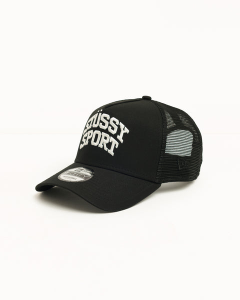 Stüssy 9FORTY 스포츠 트러커 캡, 블랙 색상으로 메쉬 백이 특징인 디자인