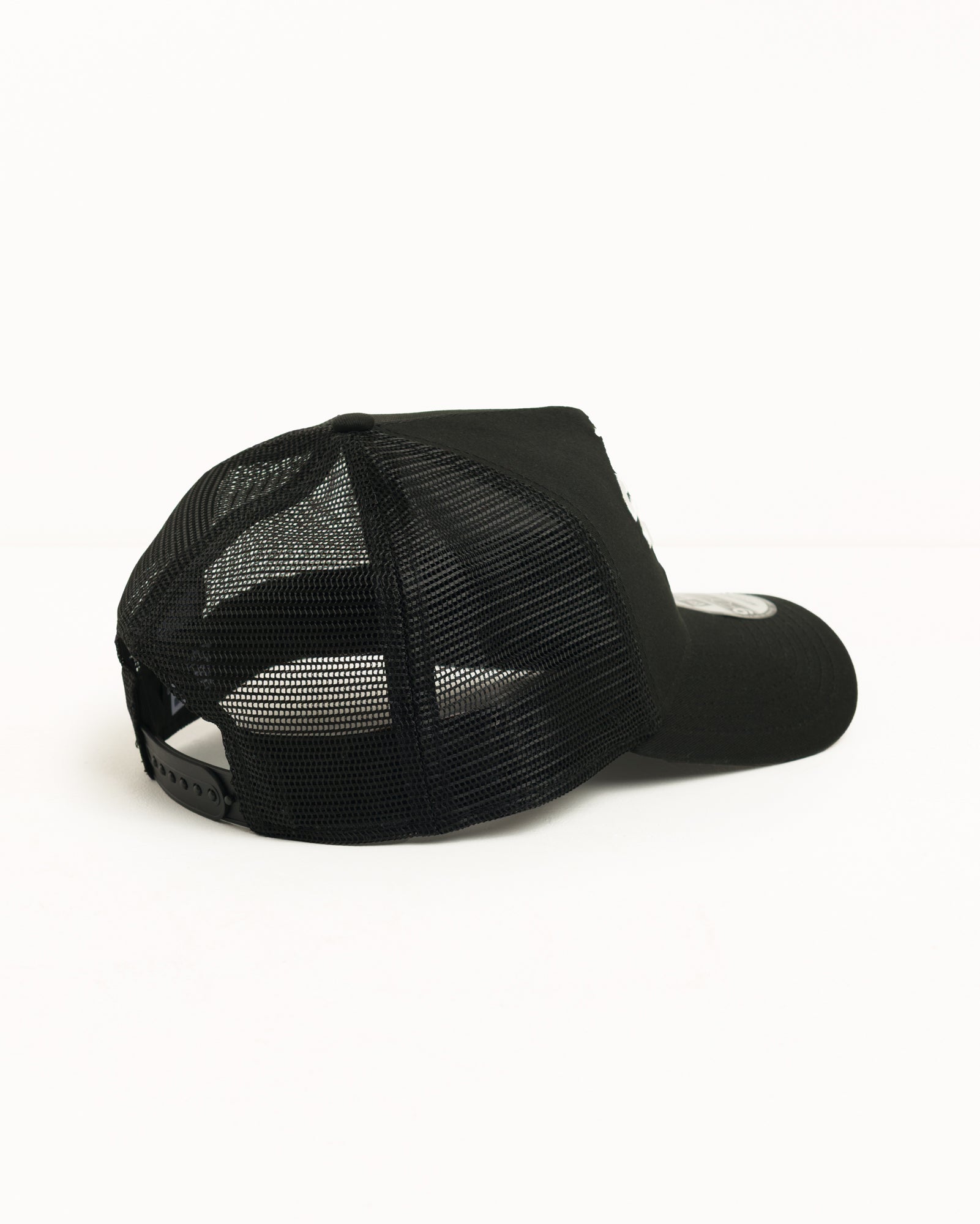 Stüssy Sport 9FORTY 트러커 캡, 블랙 코튼 트윌 소재와 메쉬 패널의 남녀공용 디자인
