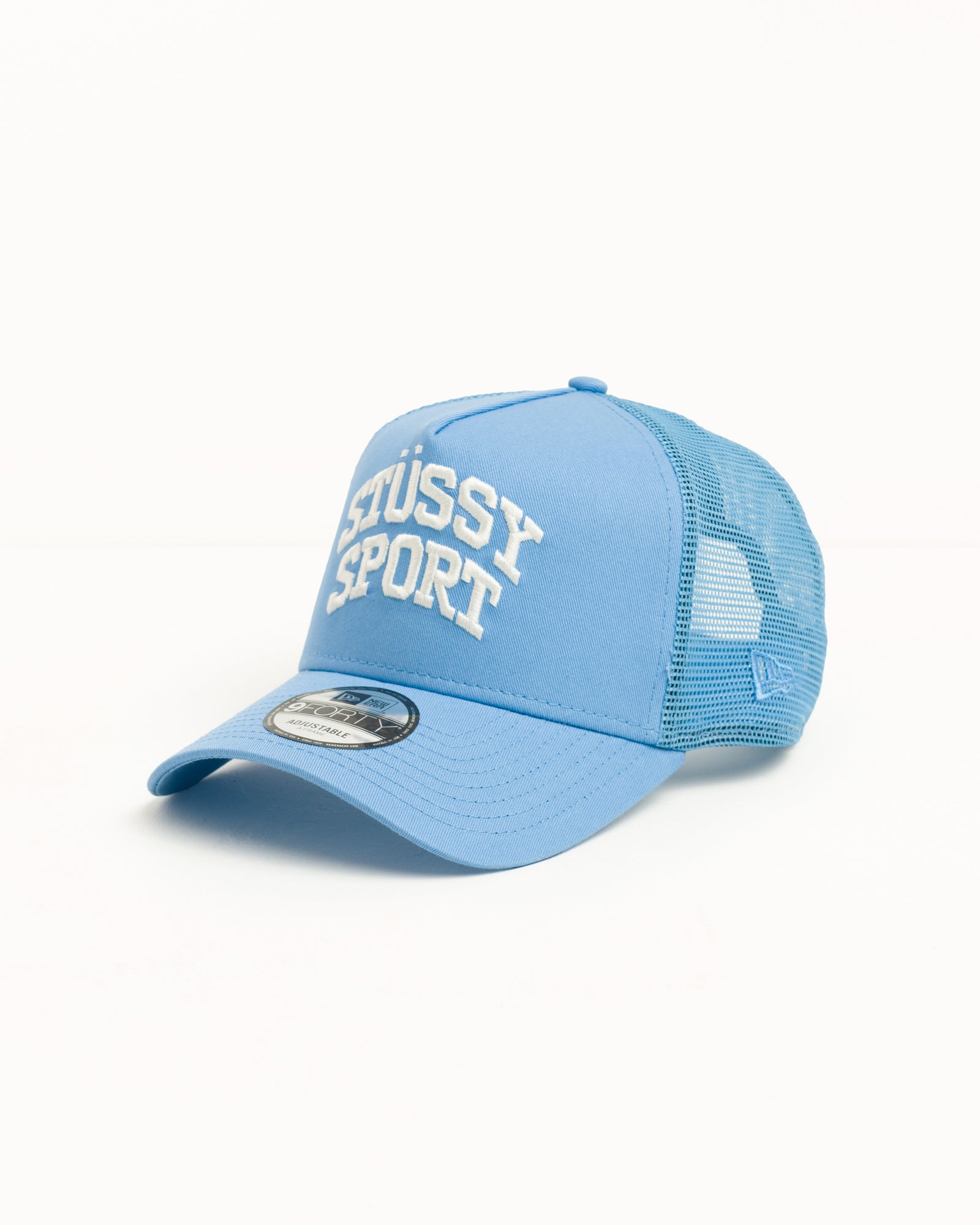 Stüssy 스포츠 9FORTY 트러커 캡, 스카이 블루 컬러의 유니섹스 메쉬 백