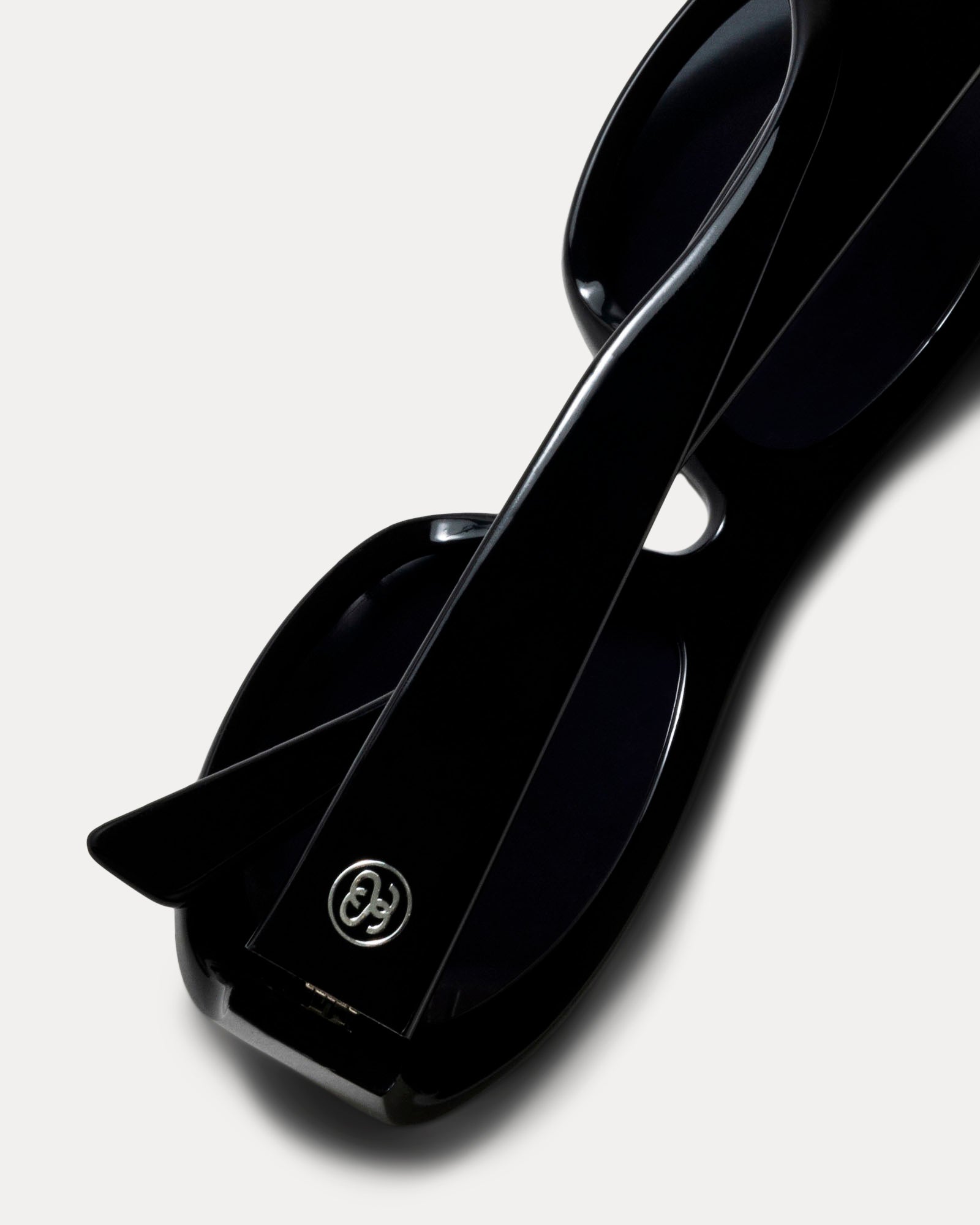 Black/Black Lens